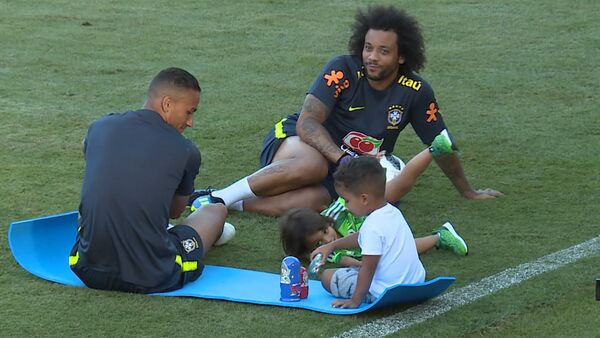 Дети бразильских футболистов играли с матрешками на стадионе в Сочи - Sputnik Латвия