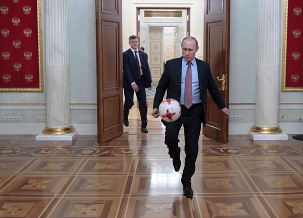 Президент РФ Владимир Путин с мячом после встречи в Кремле с президентом ФИФА Джанни Инфантино. Архивное фото - Sputnik Латвия
