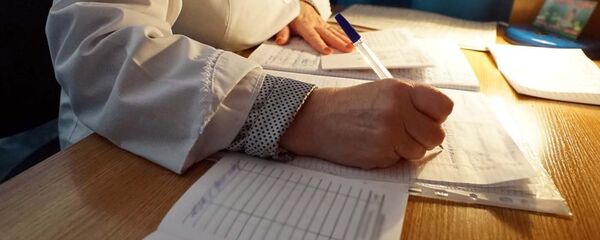 Медик в кабинете Медик в кабинете - Sputnik Latvija