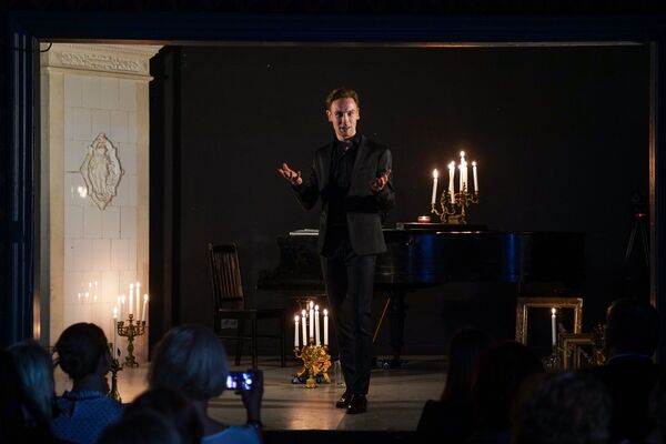 Максим Бусел, актер Рижского русского театра им.М.Чехова представил клип на свою песню - Sputnik Латвия