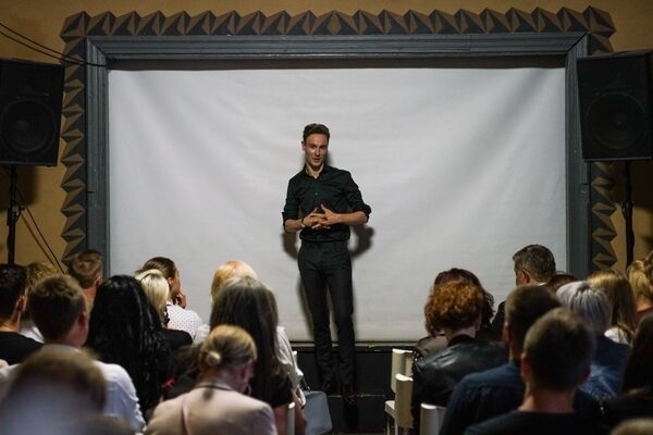 Максим Бусел, актер Рижского русского театра им.М.Чехова представил клип на свою песню - Sputnik Латвия