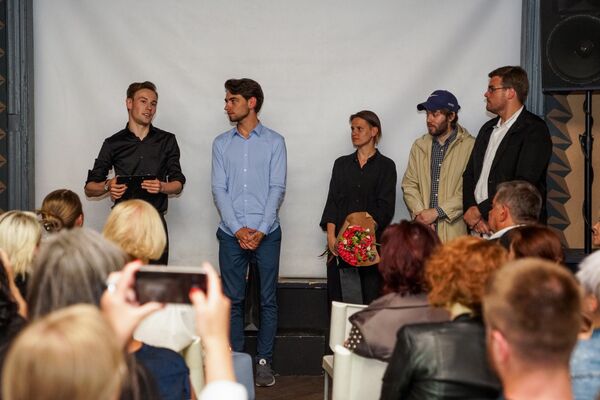 Максим Бусел, актер Рижского русского театра им.М.Чехова представил клип на свою песню - Sputnik Латвия