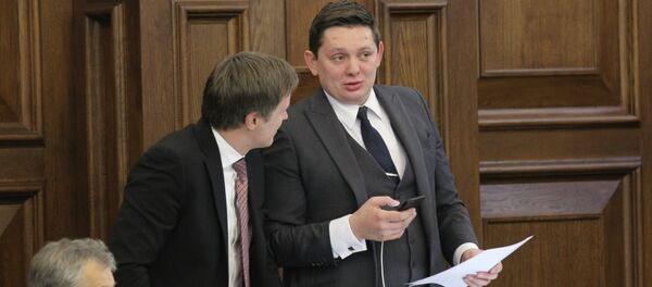 Депутат Сейма Латвии Артус Кайминьш (справа) - Sputnik Latvija