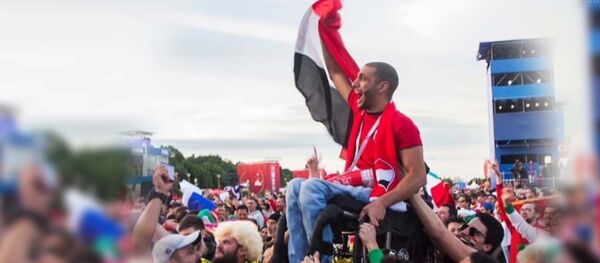 Futbola fanu rīcība Maskavā aizkustinājusi visu pasauli Futbola fanu rīcība Maskavā aizkustinājusi visu pasauli - Sputnik Latvija