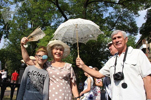 В Брест посмотреть на события последнего мирного дня приехала и семья из Москвы  - Sputnik Латвия