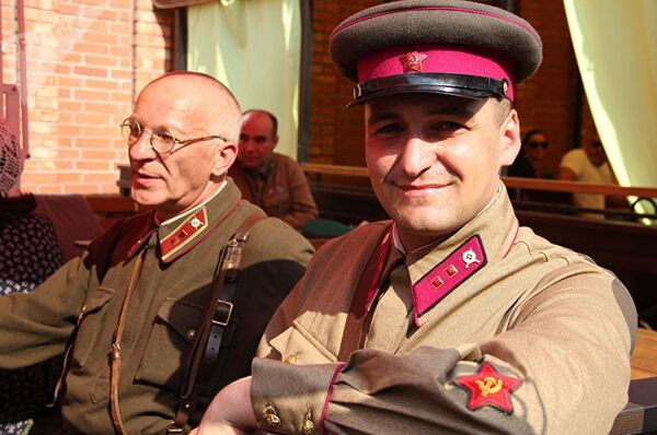 Форма старшего политрука, в которую одет Александр, сшита на заказ  - Sputnik Латвия