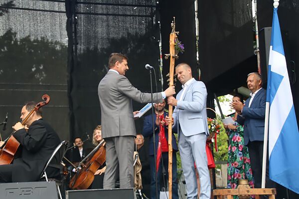 Мэр Таллинна Таави Аас вручает мэру Пярну Ромеку Козенкраниусу удостоверение летней столицы Мэр Таллинна Таави Аас вручает мэру Пярну Ромеку Козенкраниусу удостоверение летней столицы - Sputnik Латвия