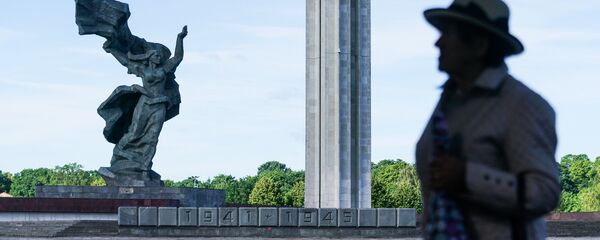 Дипломаты возложили цветы к памятнику Освободителям Риги  - Sputnik Латвия