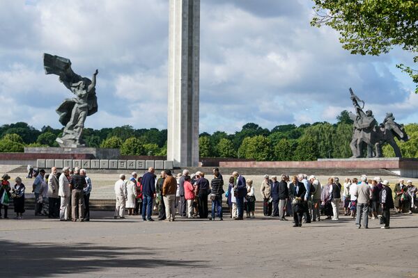 Дипломаты возложили цветы к памятнику Освободителям Риги - Sputnik Латвия