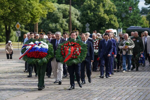 Дипломаты возложили цветы к памятнику Освободителям Риги - Sputnik Латвия