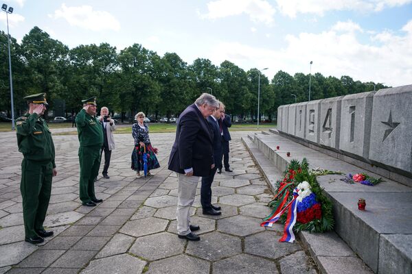 Посол России в Латвии Евгений Лукьянов возложил цветы к памятнику Освободителям - Sputnik Латвия