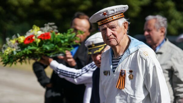 Дипломаты возложили цветы к памятнику Освободителям Риги - Sputnik Latvija