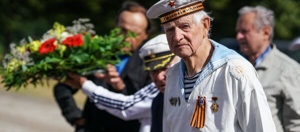 Дипломаты возложили цветы к памятнику Освободителям Риги - Sputnik Латвия