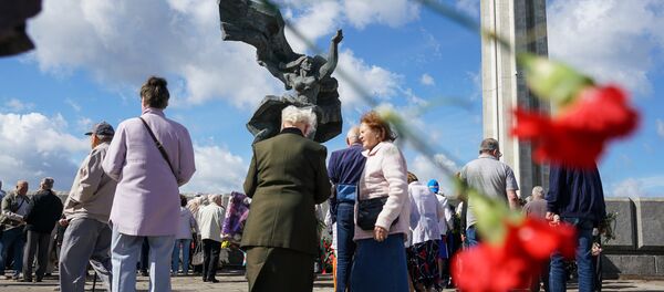 Возложение цветов к памятнику Освободителям Риги в День скорби - Sputnik Латвия
