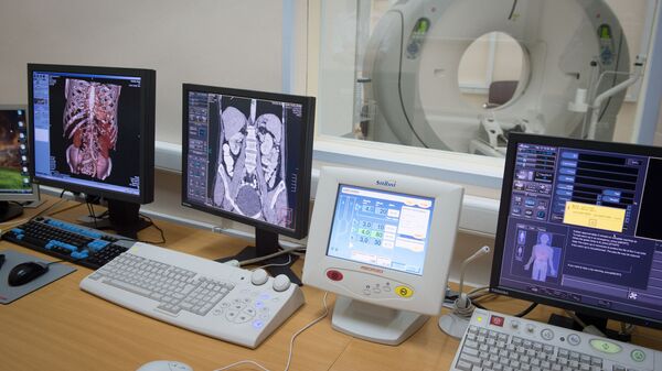 Компьютеры с изображениями результатов томографии пациентов - Sputnik Latvija