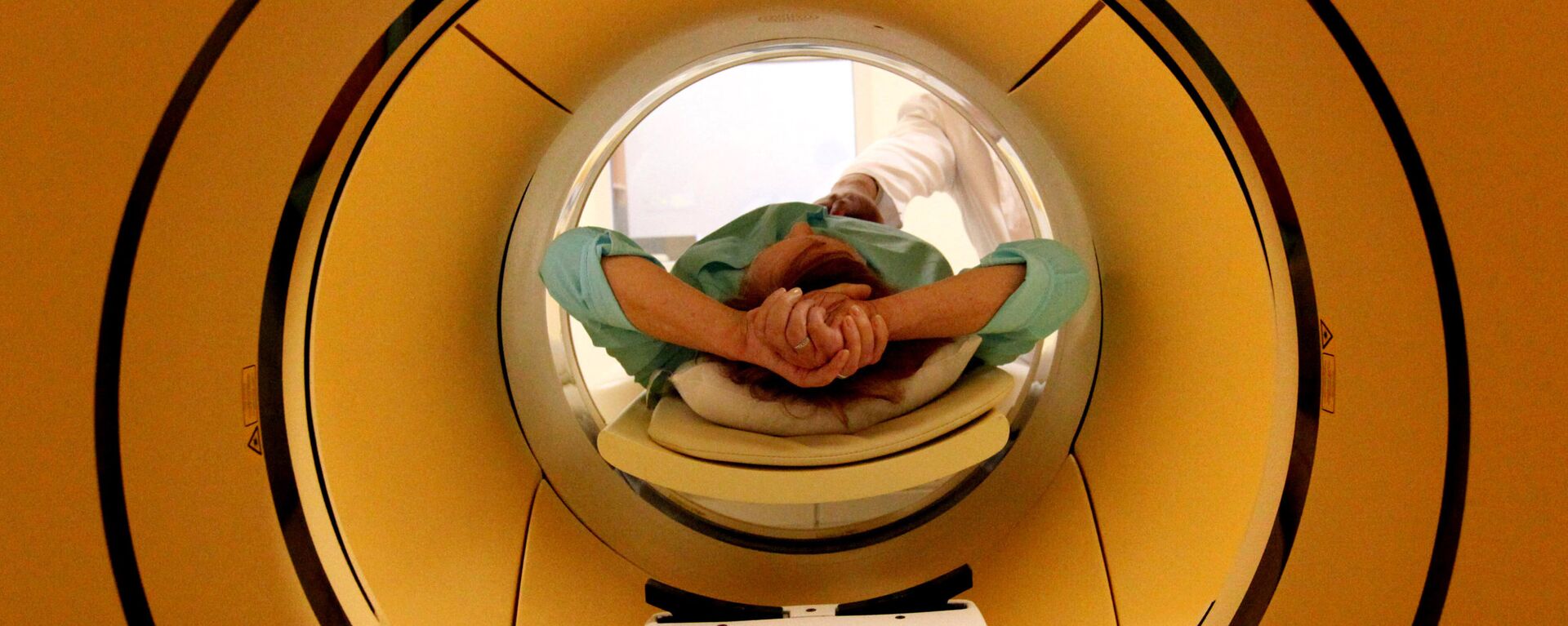 Пациент во время обследования c помощью томографа, архивное фото - Sputnik Латвия, 1920, 05.03.2019