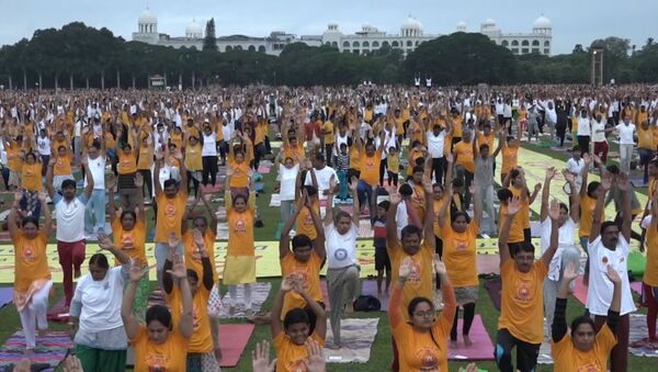 Ar pretenziju uz rekordu: Indijā vienlaikus ar jogu nodarbojās 65 tūkstoši cilvēku - Sputnik Latvija