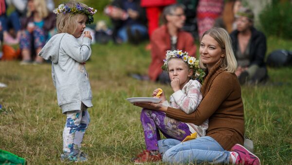 Жители Риги и гости столицы собрались на Кукушкиной горе для празднования Лиго - Sputnik Латвия
