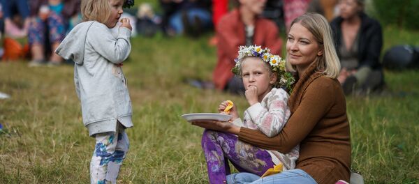 Жители Риги и гости столицы собрались на Кукушкиной горе для празднования Лиго - Sputnik Латвия