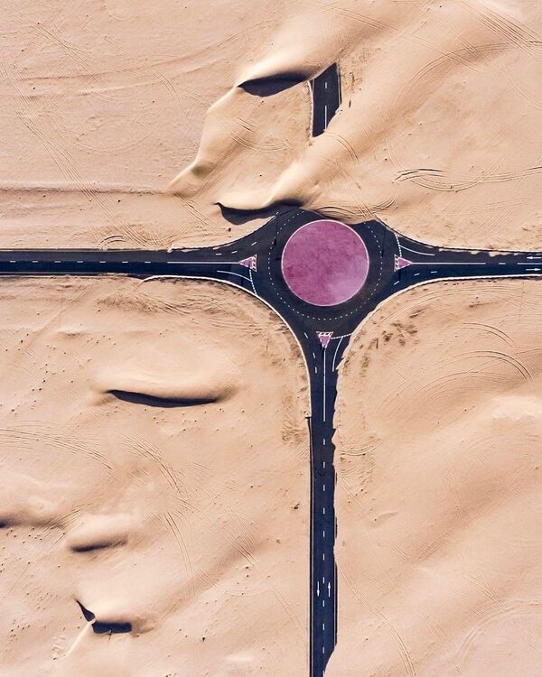 Аэроснимок дороги среди пустыни в Арабских Эмиратах - Sputnik Латвия