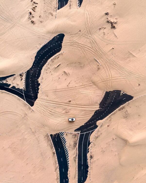 Снимок занесенных песком дорог в Арабских Эмиратах, сделанный  фотографом Irenaeus Herok - Sputnik Латвия