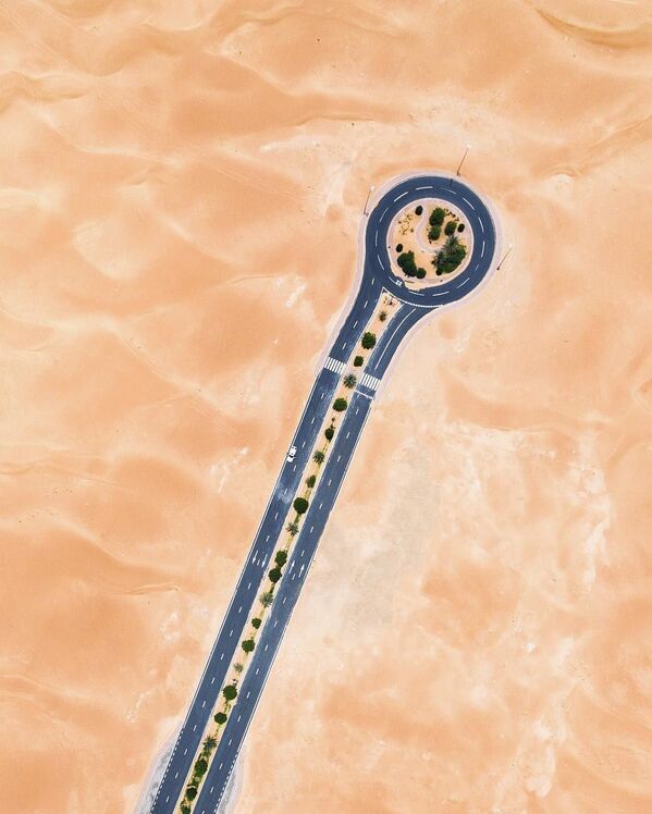 Снимок занесенных песком дорог в Арабских Эмиратах, сделанный фотографом Irenaeus Herok - Sputnik Латвия