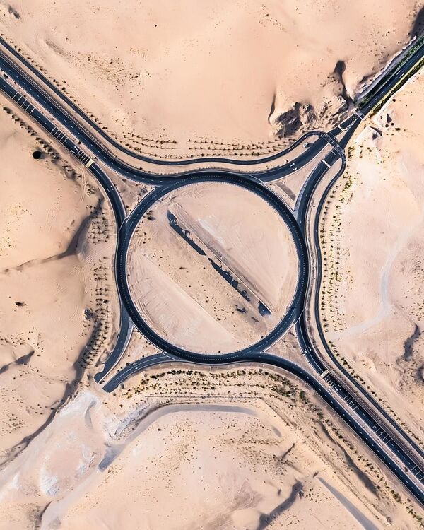 Снимок занесенных песком дорог в Арабских Эмиратах, сделанный фотографом Irenaeus Herok - Sputnik Латвия
