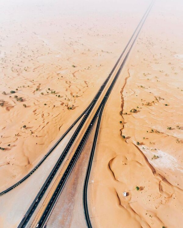 Аэроснимок дороги среди пустыни в Арабских Эмиратах - Sputnik Латвия