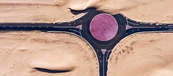 Vienu no bagātākajām valstīm pasaulē apdraud Rubelhalī tuksnesis – smiltis uzbrūk AAE transporta infrastruktūrai. Valdība cenšas pretoties tuksnesim, taču daba ir nepielūdzama Vienu no bagātākajām valstīm pasaulē apdraud Rubelhalī tuksnesis – smiltis uzbrūk AAE transporta infrastruktūrai. Valdība cenšas pretoties tuksnesim, taču daba ir nepielūdzama - Sputnik Latvija