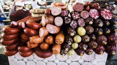 Мясная продукция на прилавке