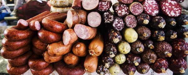 Мясная продукция на прилавке - Sputnik Латвия