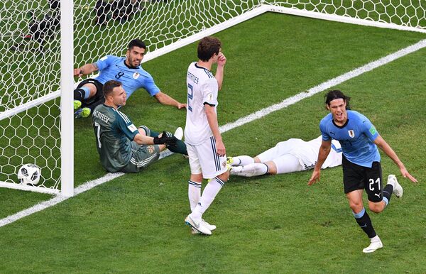 Справа - Эдинсон Кавани (Уругвай) радуется забитому голу в ворота Игоря Акинфеева (Россия) в матче группового этапа чемпионата мира по футболу между сборными Уругвая и России - Sputnik Латвия