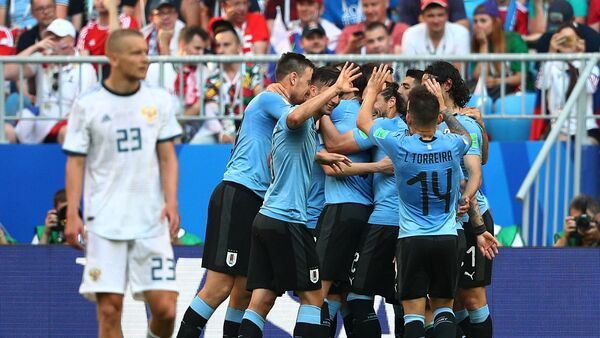 Игроки сборной Уругвая радуются забитому голу в матче группового этапа чемпионата мира по футболу между сборными Уругвая и России. - Sputnik Латвия
