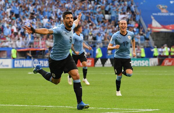 Слева направо: Луис Суарес (Уругвай) и Диего Лаксальт (Уругвай) радуются забитому голу в матче группового этапа чемпионата мира по футболу между сборными Уругвая и России. - Sputnik Латвия