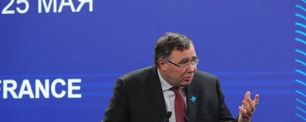 Генеральный директор французского энергетического концерна Total Патрик Пуянн выступает во время бизнес-диалога Россия - Франция в рамках Петербургского международного экономического форума - 2018. - Sputnik Латвия