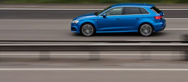Автомобиль на трассе Автомобиль на трассе - Sputnik Latvija