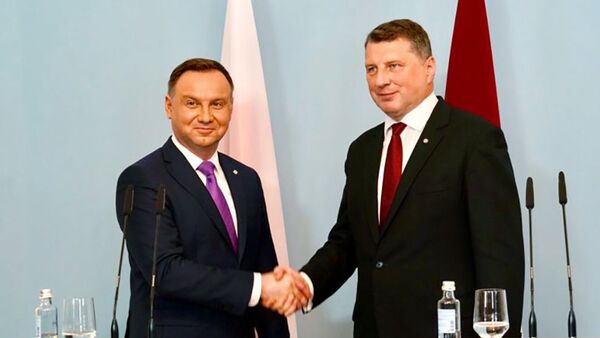 Президент Польши Анджей Дуда и президент Латвии Раймондс Вейонис - Sputnik Латвия