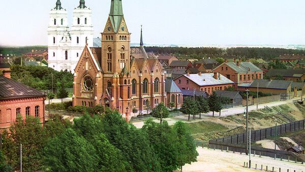 Лютеранская церковь (на переднем плане) и католический костел в Двинске (Даугавпилс) 1912 год - Sputnik Латвия