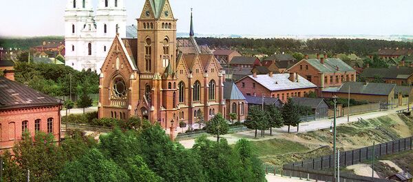 Лютеранская церковь (на переднем плане) и католический костел в Двинске (Даугавпилс) 1912 год - Sputnik Латвия