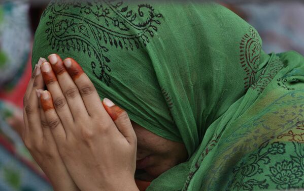 Пакистанская женщина молится во время священного месяца Рамадан в Лахоре - Sputnik Латвия