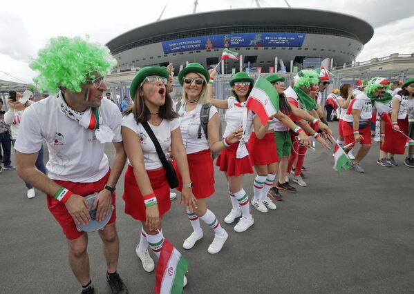 Футбольные фанаты из Ирана у стадиона в Санкт-Петербурге - Sputnik Латвия