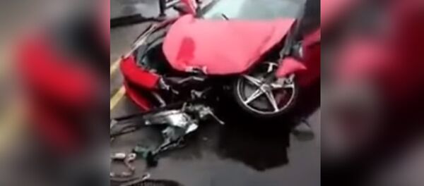 Sieviete sadauzījusi noīrēto Ferrari jau pie pirmā luksofora Sieviete sadauzījusi noīrēto Ferrari jau pie pirmā luksofora - Sputnik Latvija