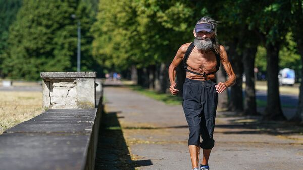 Пожилой человек бежит по парку - Sputnik Latvija