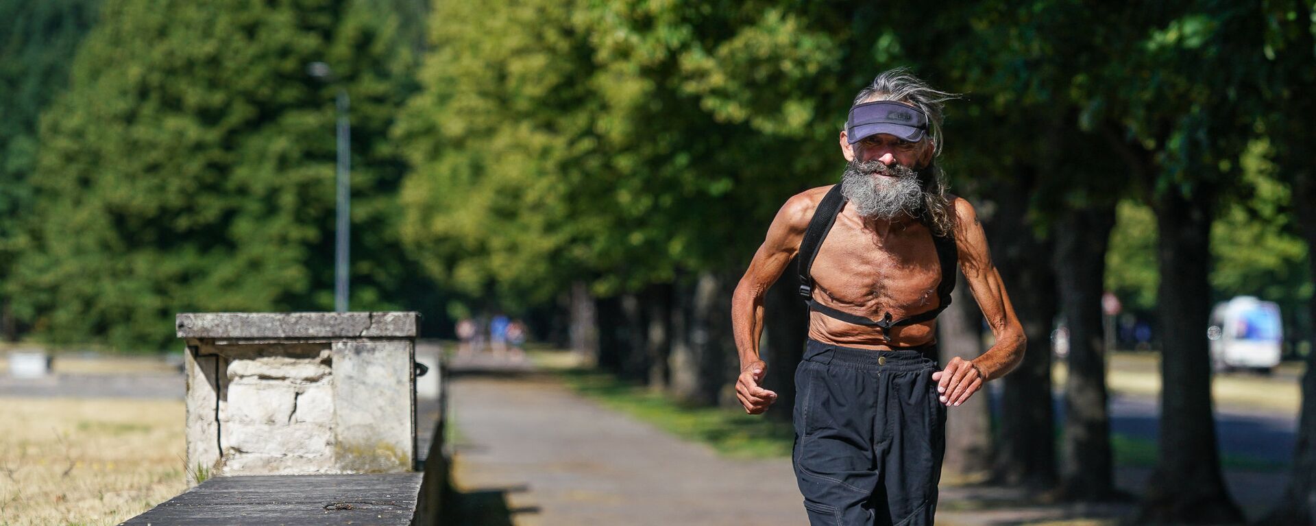 Пожилой человек бежит по парку - Sputnik Латвия, 1920, 28.01.2021