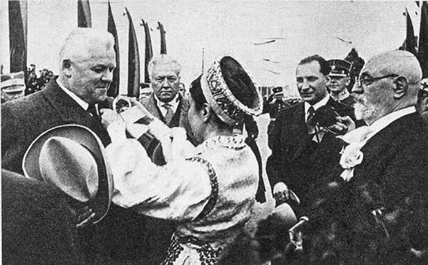 18 июня 1938 года в Риге, в парке Победы, президент Карлис Улманис торжественной открыл IX Праздник песни - Sputnik Латвия