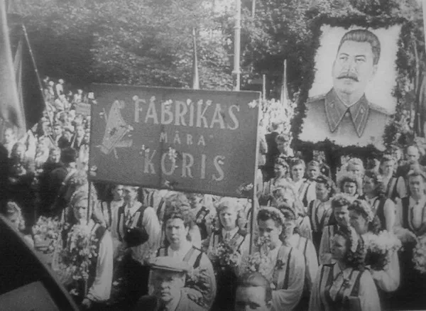 21 июля 1950 года в Риге состоялось торжественное шествие в честь 10-летия Латвийской ССР, а на площади Коммунаров (Эспланаде) прошел Праздник песни, 20 000 участников которого исполнили песню о Сталине 21 июля 1950 года в Риге состоялось торжественное шествие в честь 10-летия Латвийской ССР, а на площади Коммунаров (Эспланаде) прошел Праздник песни, 20 000 участников которого исполнили песню о Сталине - Sputnik Латвия