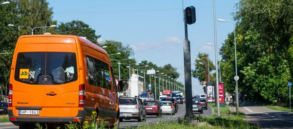 Стационарный фоторадар на улице Бривибас в Риге Стационарный фоторадар на улице Бривибас в Риге - Sputnik Латвия