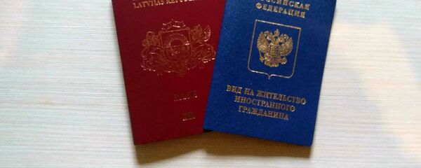 Паспорт гражданина Латвийской республики и вид на жительство иностранного гражданина РФ Паспорт гражданина Латвийской республики и вид на жительство иностранного гражданина РФ - Sputnik Latvija