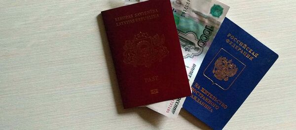 Паспорт гражданина Латвийской республики и вид на жительство РФ Паспорт гражданина Латвийской республики и вид на жительство РФ - Sputnik Latvija