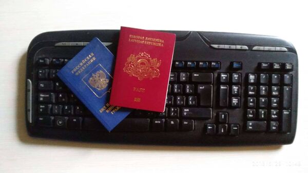 Паспорт гражданина Латвийской республики и вид на жительство иностранного гражданина РФ - Sputnik Латвия